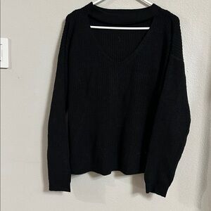 LA MIEL Elegant Black V-Neck Sweater
